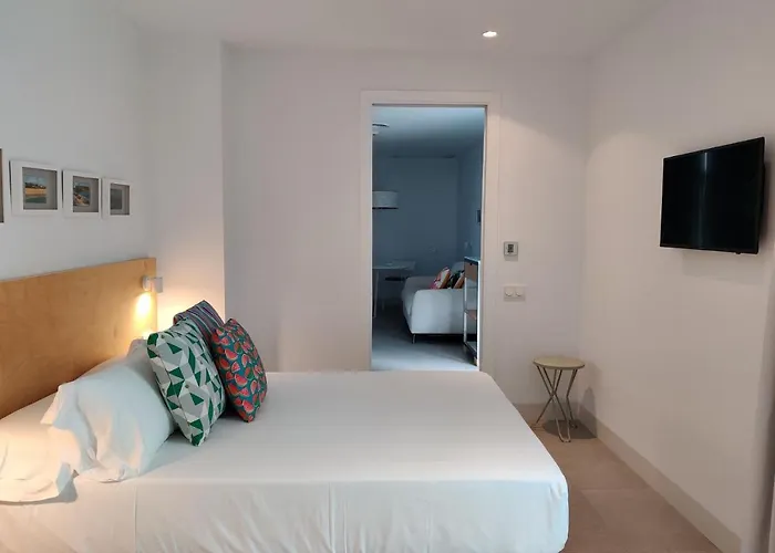 Y Estudios Céntricos Conil 4*