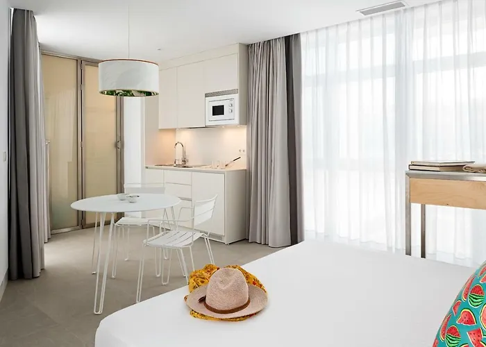 Y Estudios Céntricos Conil 4*